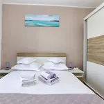 Apartments By The Sea Jezera, Murter - 796 *