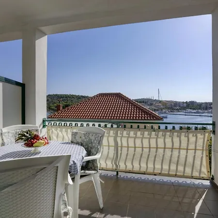 Apartment Apartments By The Sea Jezera, Murter - 796