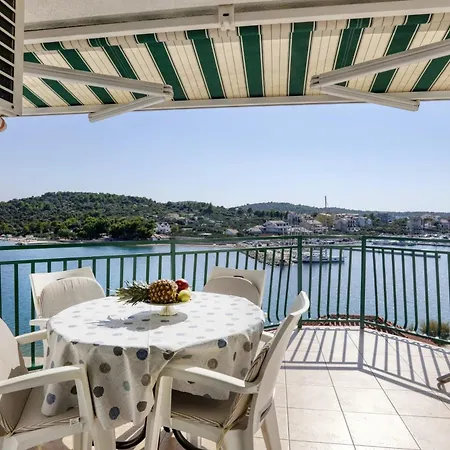 Apartment Apartments By The Sea Jezera, Murter - 796