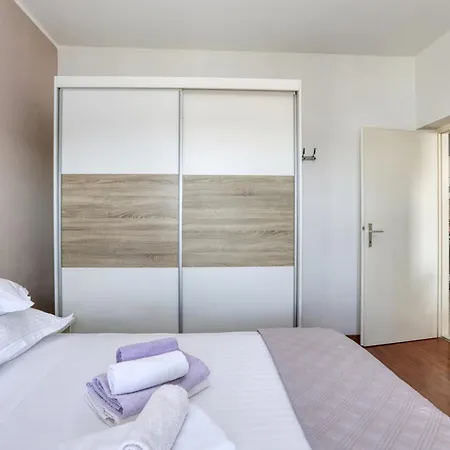 Apartments By The Sea Jezera, Murter - 796